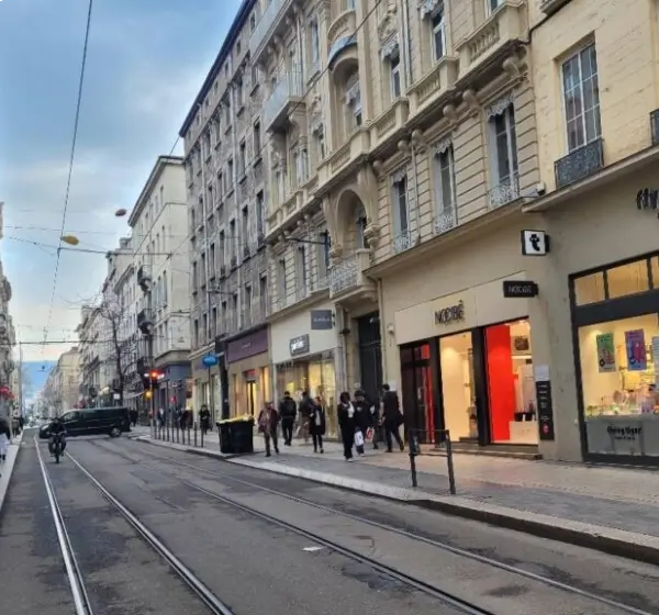 Vue sur des rails dans les rues de la ville de Saint-Etienne.