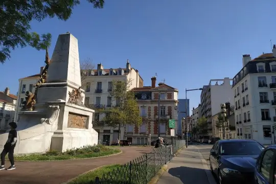 Une grande statue au bord d'une route.