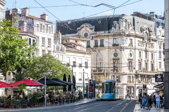 Ciel dégagé avec des nuages blancs flottant dans un fond bleu.